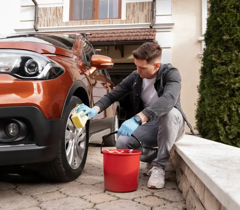 Lavage auto à domicile Plésidy : professionnel intervenant sur un véhicule